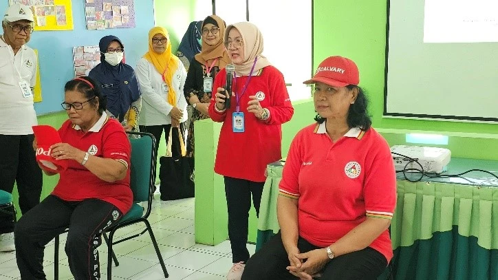 Kegiatan pengmas FST di Klaten bersama manula (Foto: Istimewa)