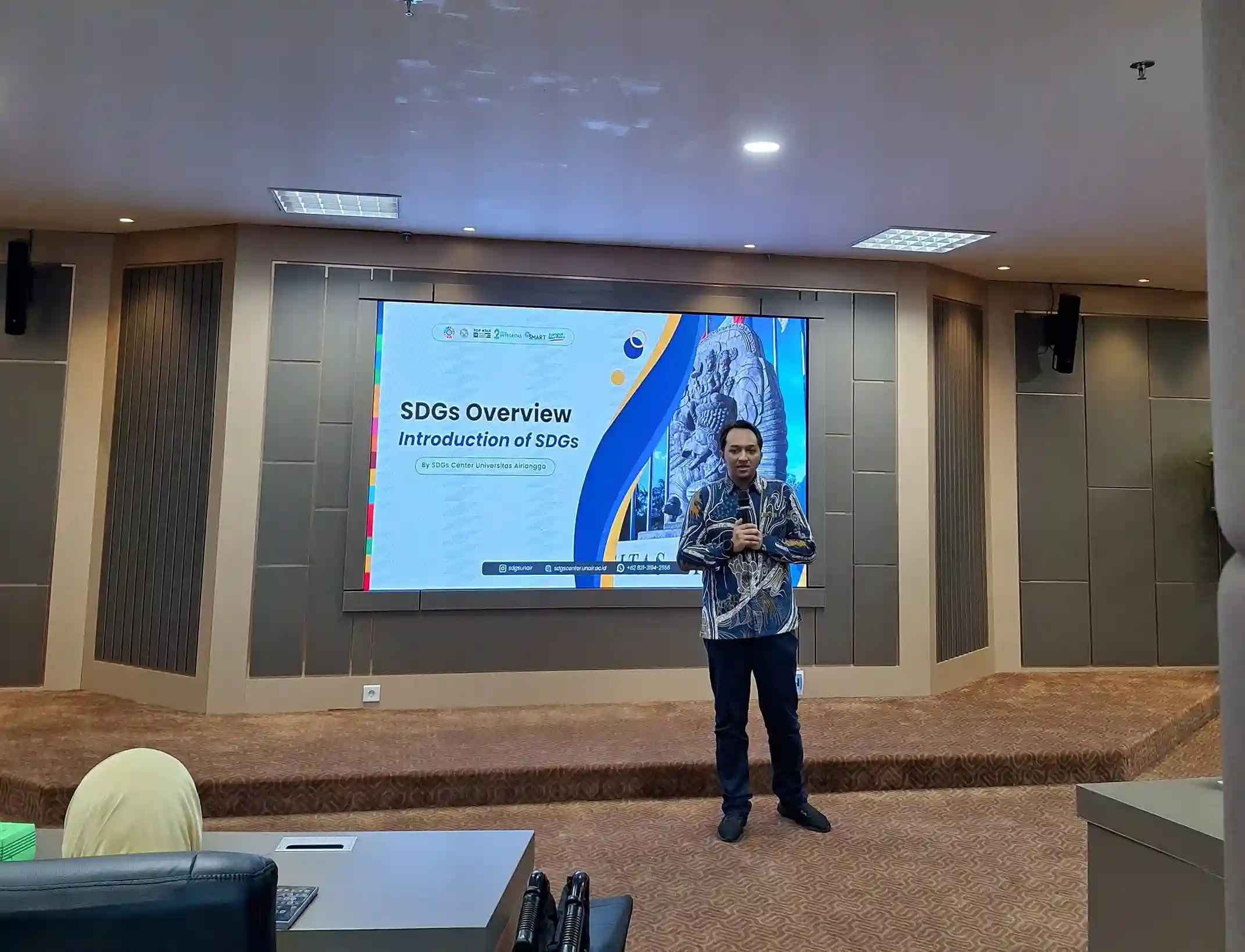 Bayu Arie Fianto delivers SDGs training to UNAIR faculty and experts (Photo: By courtesy)