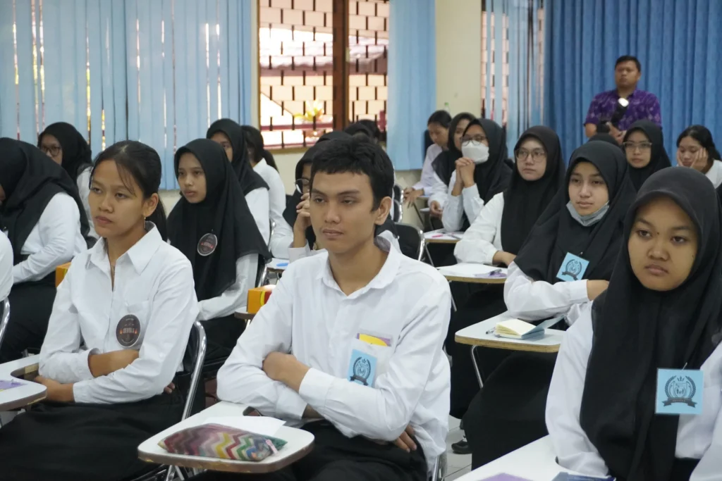 Mahasiswa Baru saat Mengikuti Agenda bertajuk “Prioritas Pembangunan Kesehatan dan Paradigma Public Health sebagai Dasar Berpikirnya” di Aula Soemarto (Foto: Dok. Panitia)