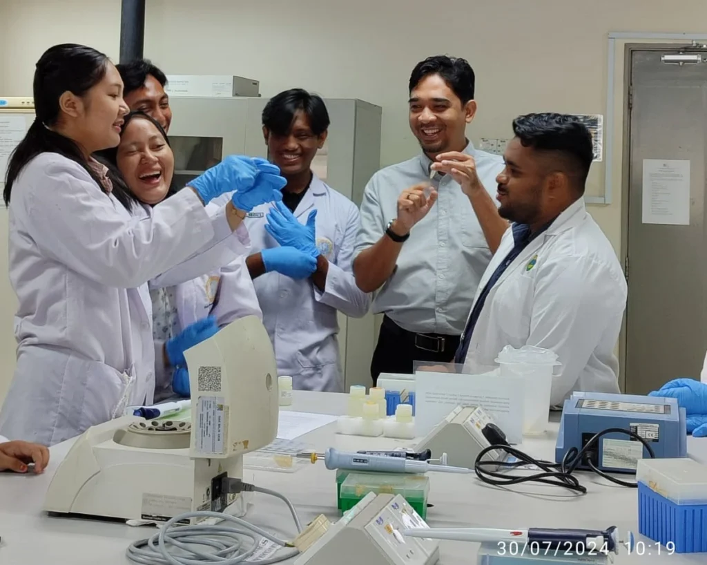 Aquaculture students conducting DNA experiments during the student mobility program at Universiti Kebangsaan Malaysia (Photo: By courtesy)