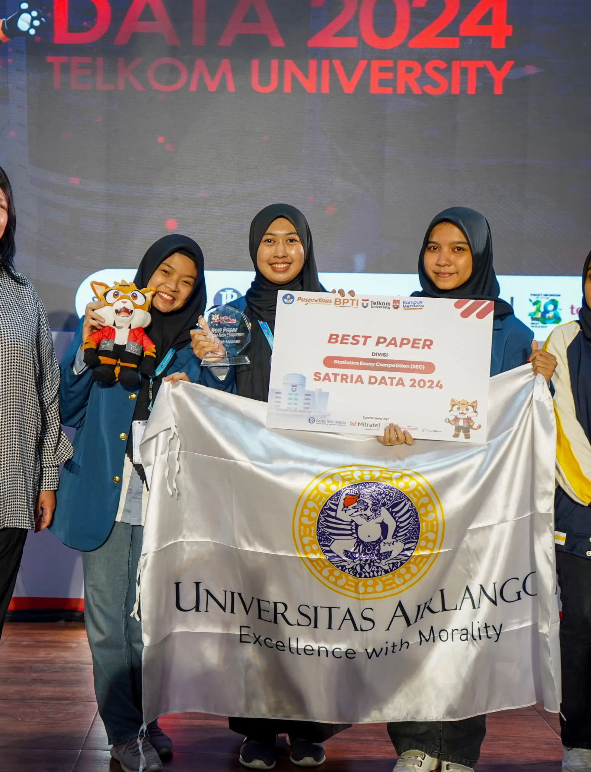 Nafisahika, Aqila, dan Fatma Berhasil Meraih Juara Best Paper Pada Kompetisi Satria Data (1/8/2024) (Sumber: Nafisahika Putri Herra)
