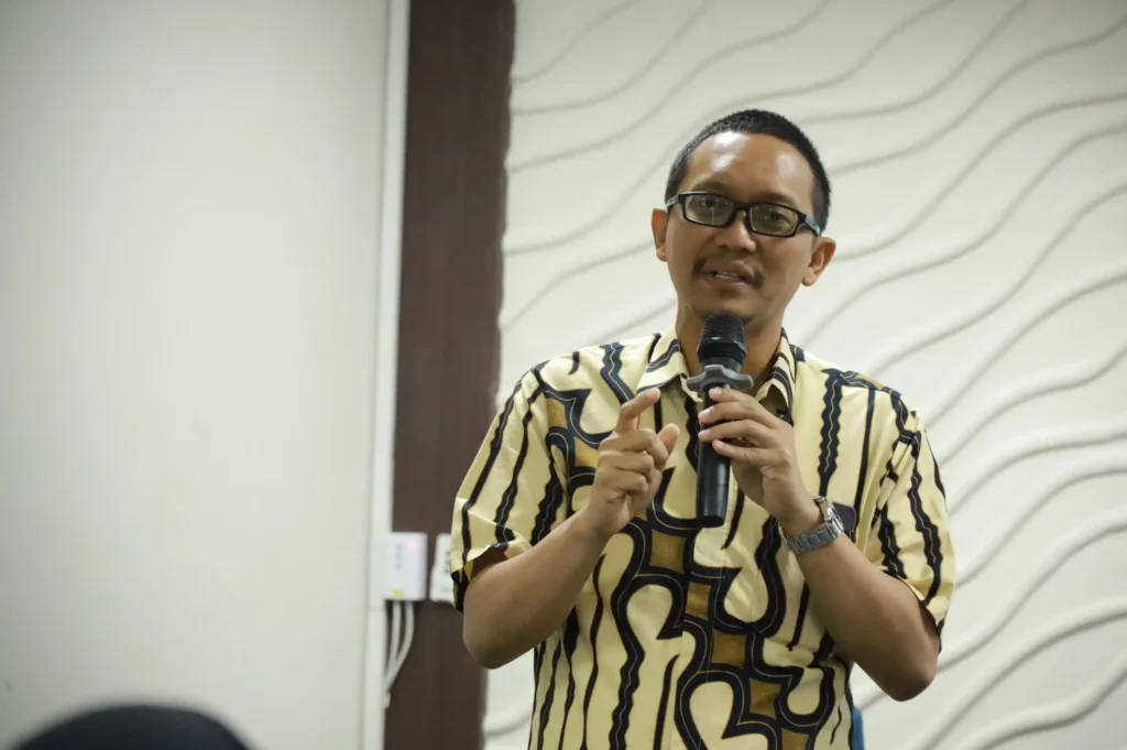 Vice Rector for Internationalization, Digitalization, and Information (IDI), Prof. Muhammad Miftahussurur, dr MKes SpPD-KGEH PhD FINASIM, opened the Airlangga SDGs School (Photo: PKIP UNAIR)