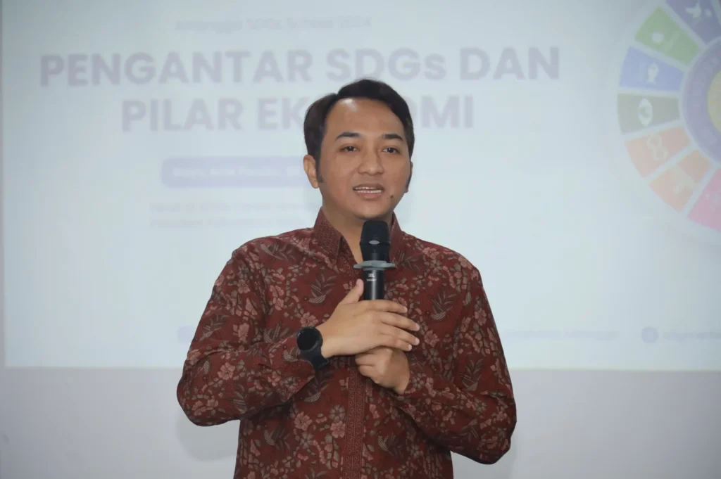 Ketua SDGs Center UNAIR, Bayu Arie Fianto SE MBA PhD turut hadir sebagai pembicara., Rabu (21/8/2024) (Foto: PKIP UNAIR)