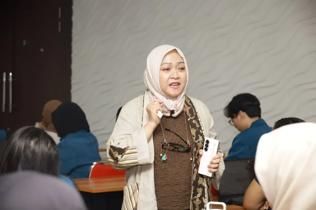 Dr Nilam Andalia Kurniasari SH LLM saat memaparkan materi pilar hukum dalam Airlangga SDGs School, Rabu (21/8/2024) (Foto: PKIP UNAIR)