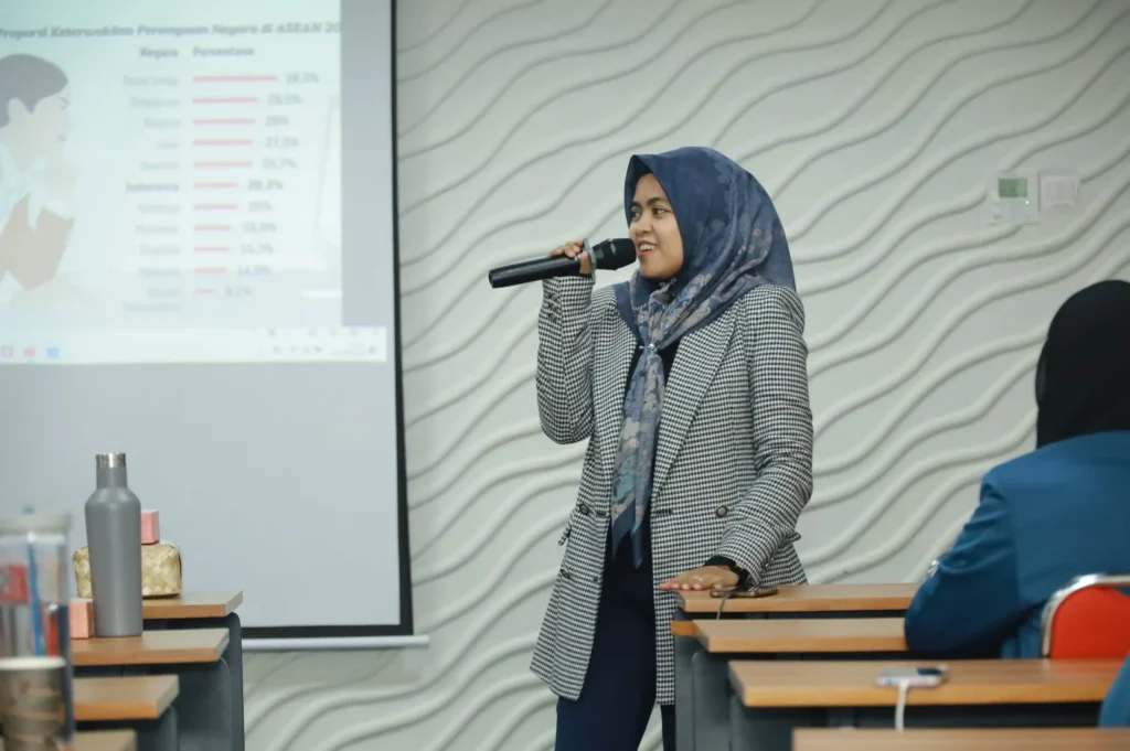 Rima Firdaus SHum MHum, dosen Fakultas Ilmu Budaya (FIB) UNAIR dalam Airlangga SDGs School (Foto: PKIP UNAIR)