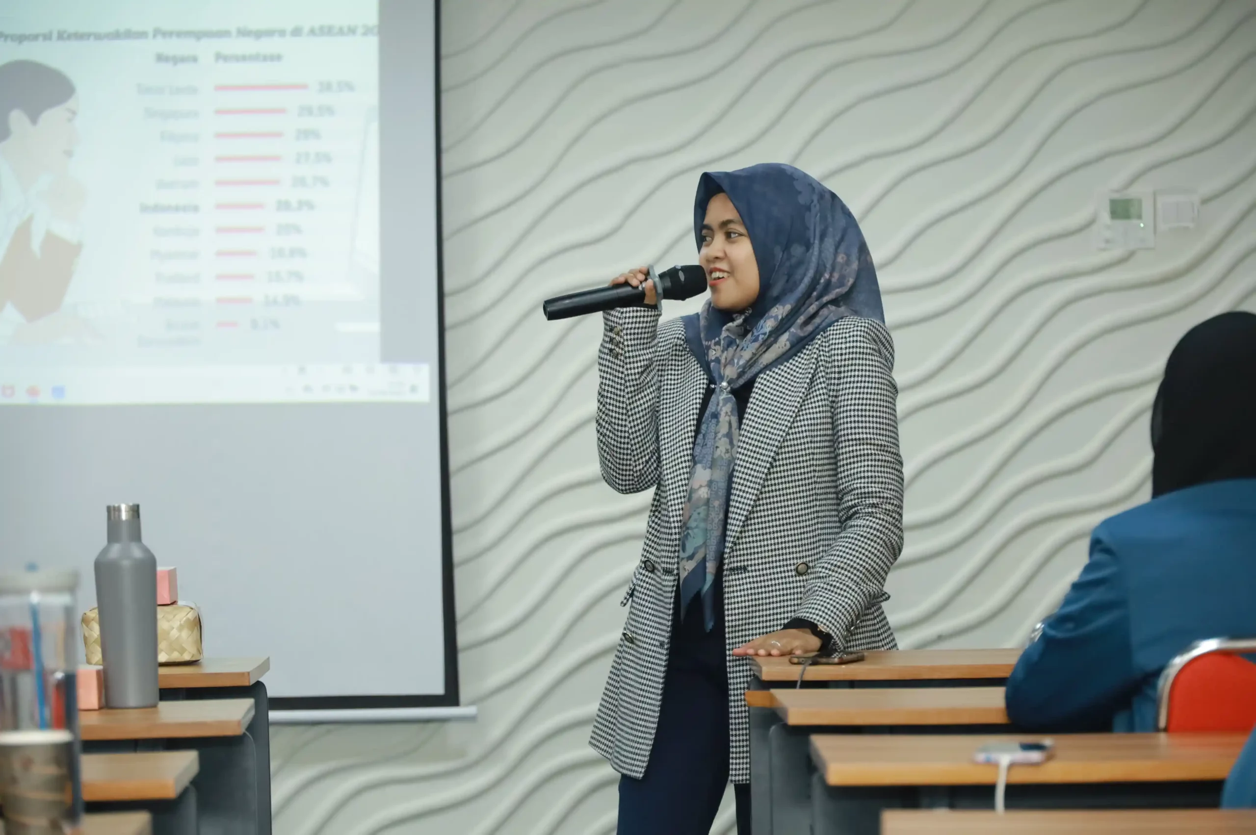 Rima Firdaus SHum MHum, dosen Fakultas Ilmu Budaya (FIB) UNAIR dalam Airlangga SDGs School (Foto: PKIP UNAIR)