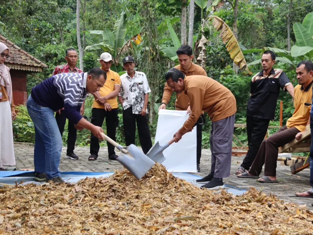 Salah satu rangkaian kegiatan pengmas FKH di Desa Carangwulung (Foto: Ragil Kukuh Imanto)