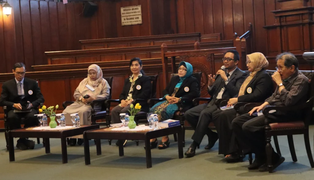 Kegiatan Peluncuran dan Bedah Buku Kedokteran di Aula FK UNAIR pada Selasa (6/8/2024). (Foto: Istimewa)