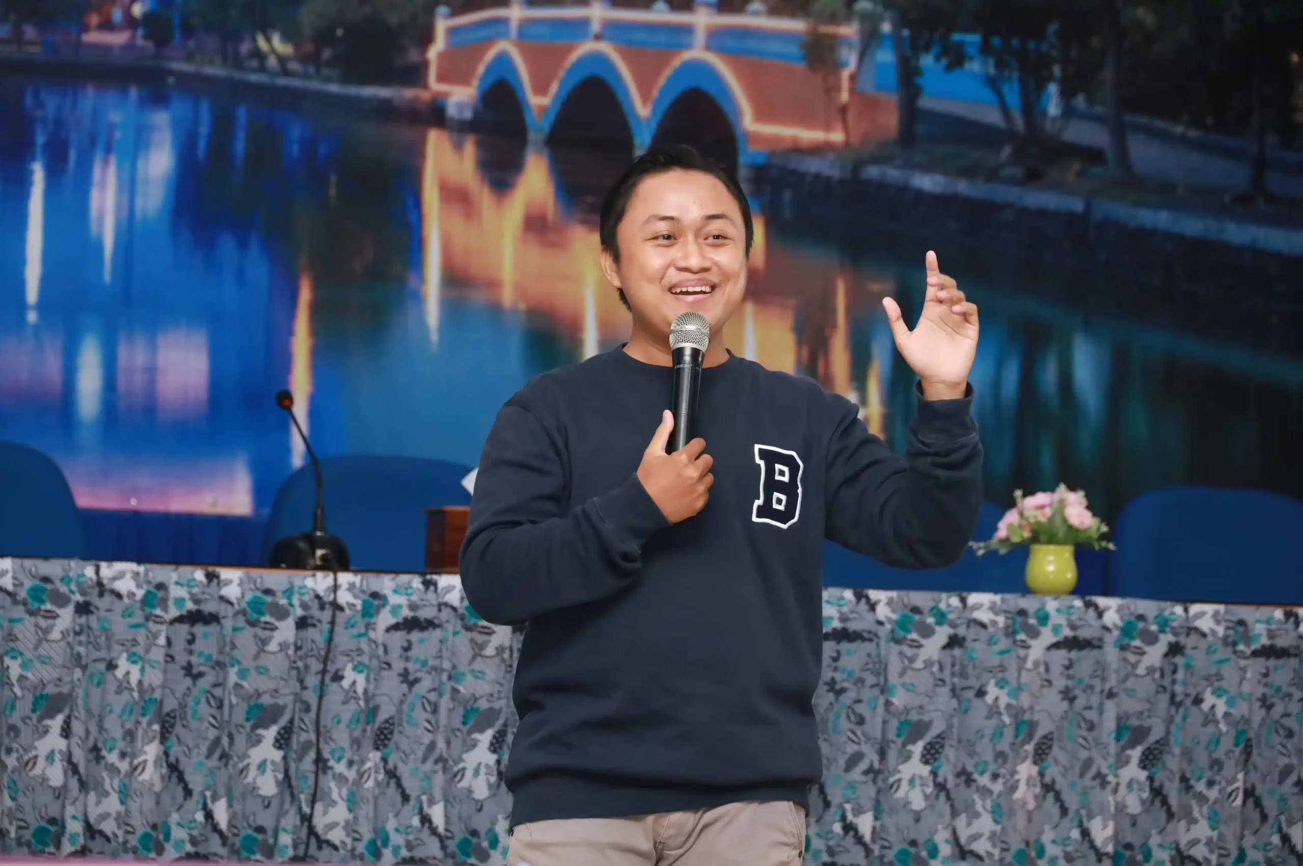 Raharja Putra saat memberikan materi dalam Workshop Creative Writing 101 pada Jumat (23/8/2024) (Foto: {PKIP UNAIR)