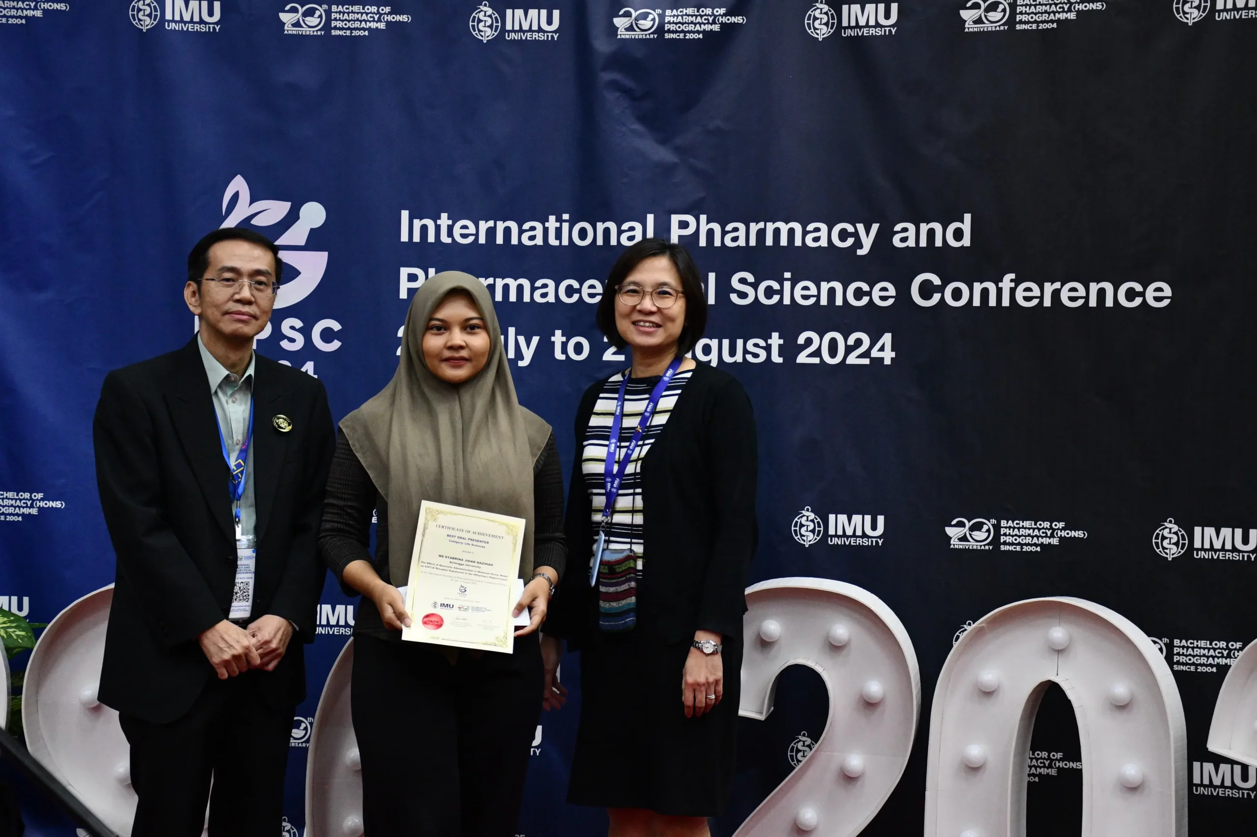 Syabrina Jihan Nazihah, Mahasiswa Fakultas Farmasi (FF), berhasil meraih predikat best oral presentation pada ajang International Pharmacy and Pharmaceutical Science Conference (IPPSC) 2024 di Medical University (IMU), Malaysia. (Foto: Istimewa)