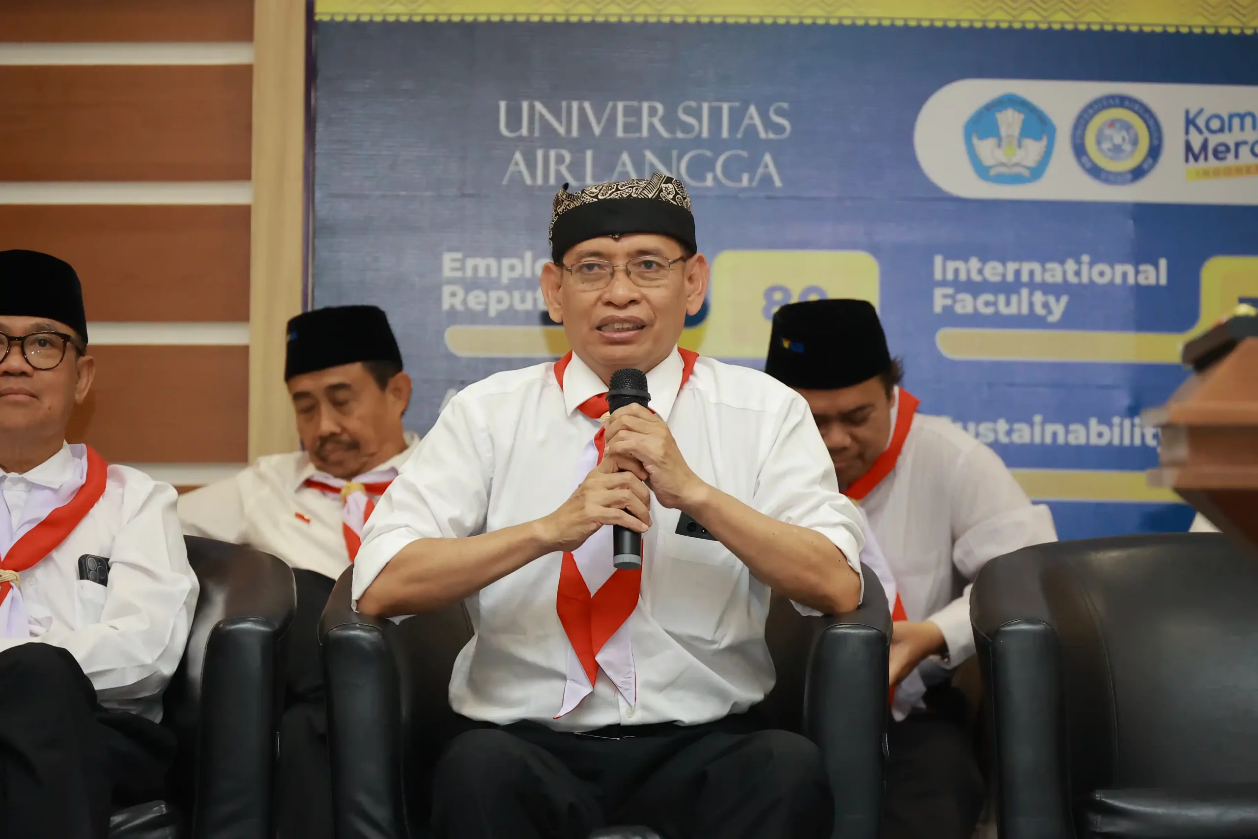 Rektor UNAIR Prof Dr Mohammad Nasih SE MT Ak dalam kegiatan silaturahmi bersama mahasiswa KIPK, Sabtu (17/8/2024) (Foto: PKIP UNAIR)