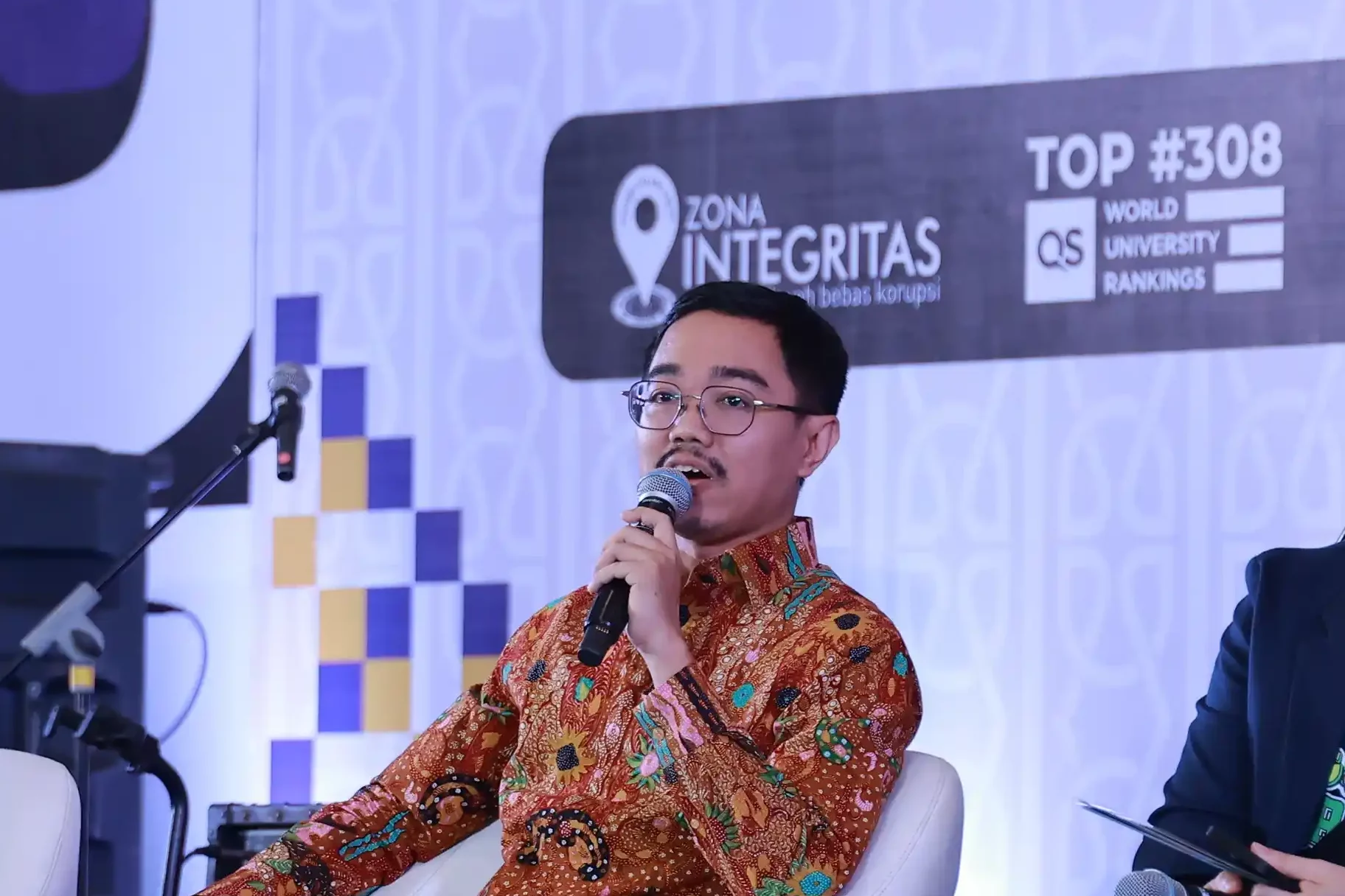 Abdullah Aufa Fuad, komisaris PT Pertamina Gas Negara (tengah) dalam Talkshow Penutupan PKKMB (Foto: PKIP UNAIR)