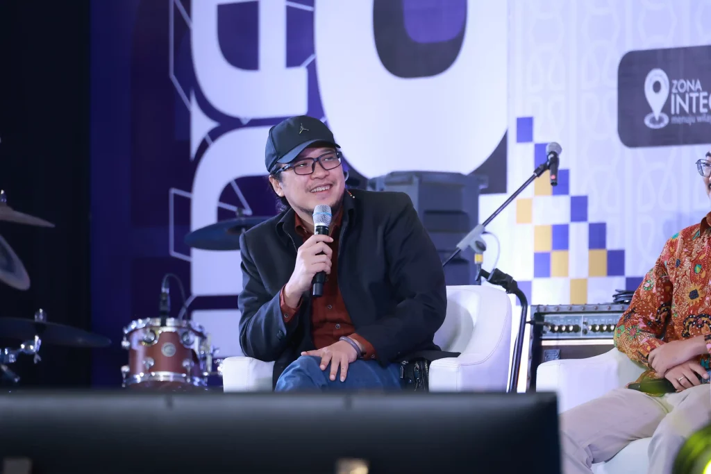 Sabrang Letto saat menjadi pembicara dalam Talkshow PKKMB UNAIR (Foto: PKIP UNAIR)