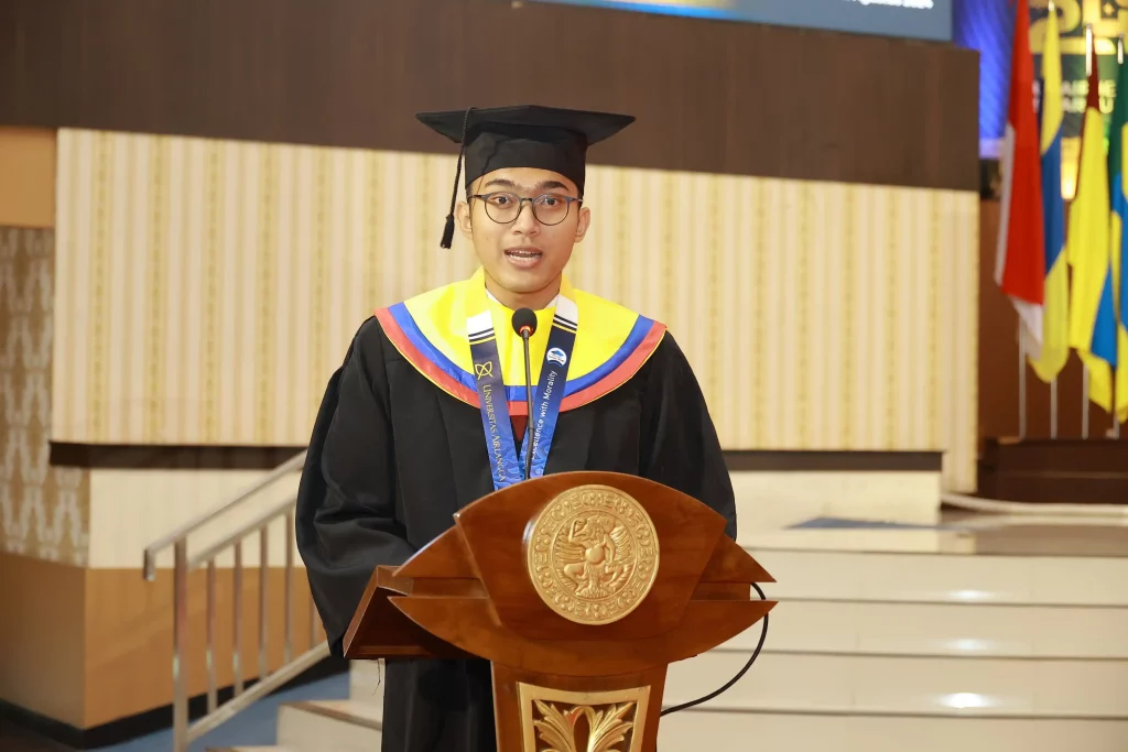 I Gede Wahyudi, Wisudawan Terbaik Fakultas Kedokteran Hewan (FKH) UNAIR yang mendapatkan kesempatan untuk bercerita di podium (Foto: PKIP UNAIR)