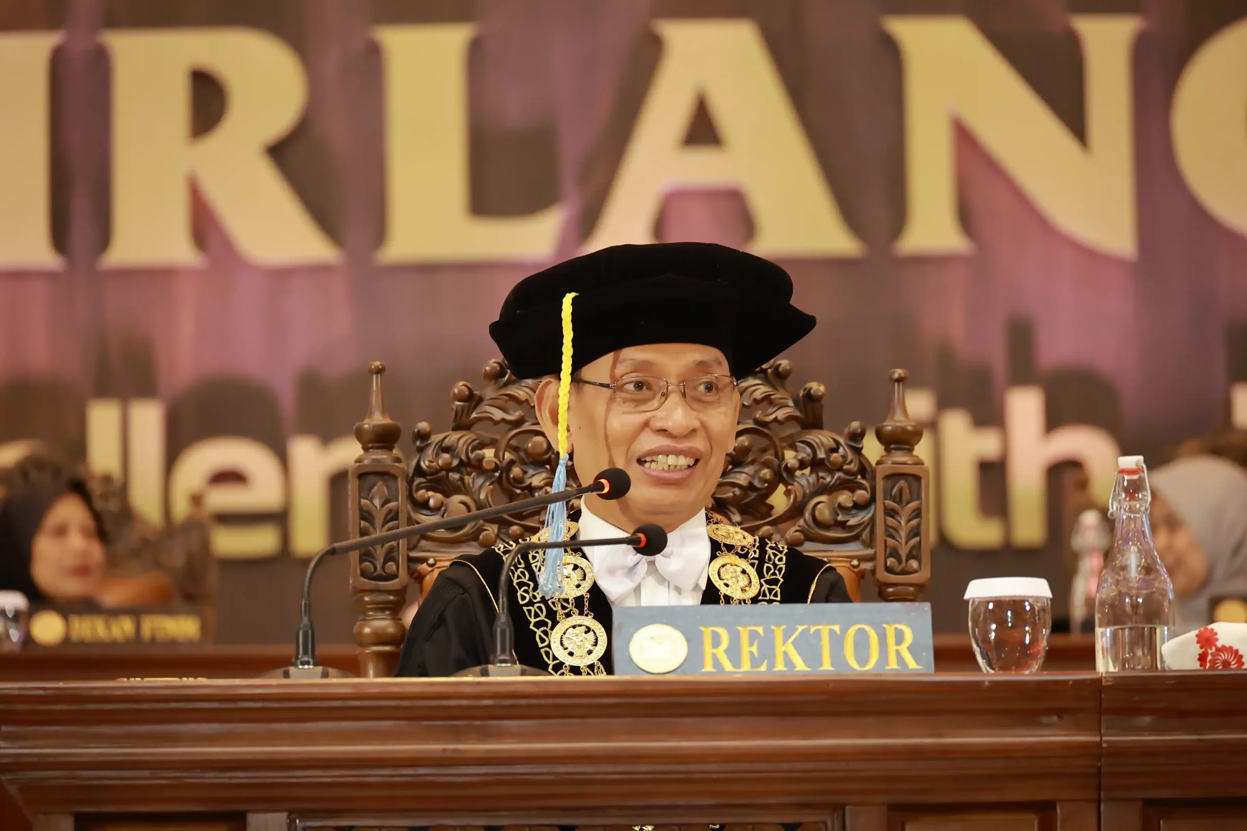 Prof Dr Mohammad Nasih SE MT Ak mewisuda sebanyak 788 lulusan pada gelaran Wisuda ke-243 Universitas Airlangga. (Foto: PKIP UNAIR)