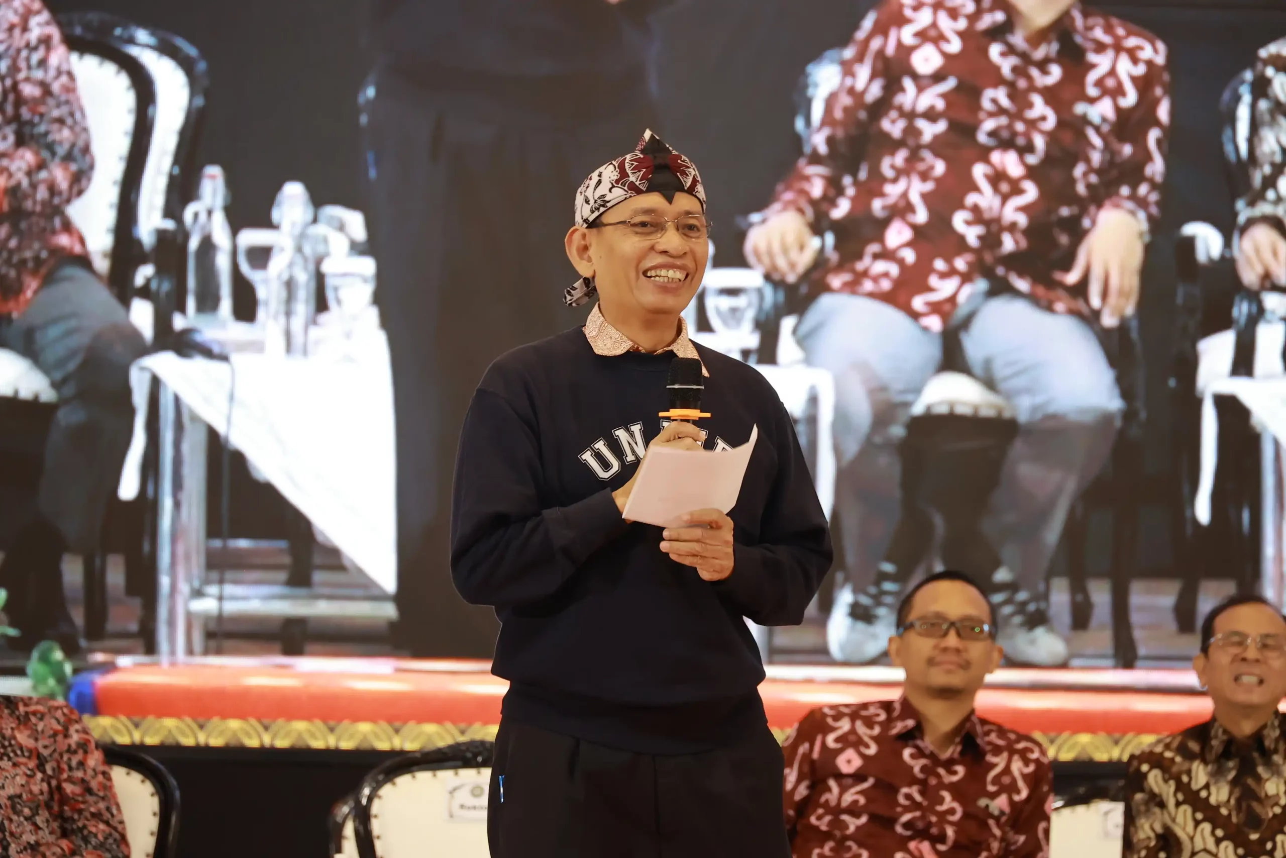 Rektor UNAIR Prof Dr Mohammad Nasih SE MT Ak memberikan pengarahan bagi orang tua (Foto: PKIP UNAIR)