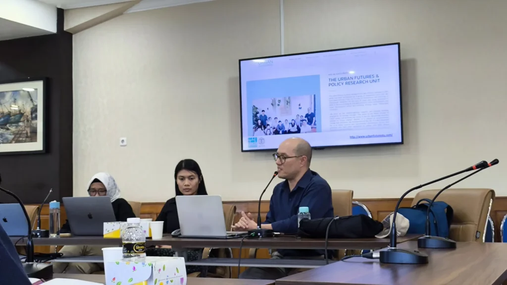 Aireen Grace Andal PhD dan Boonanan Natakun PhD dalam seminar studi urban dan metode kreatif (Foto: Adif)