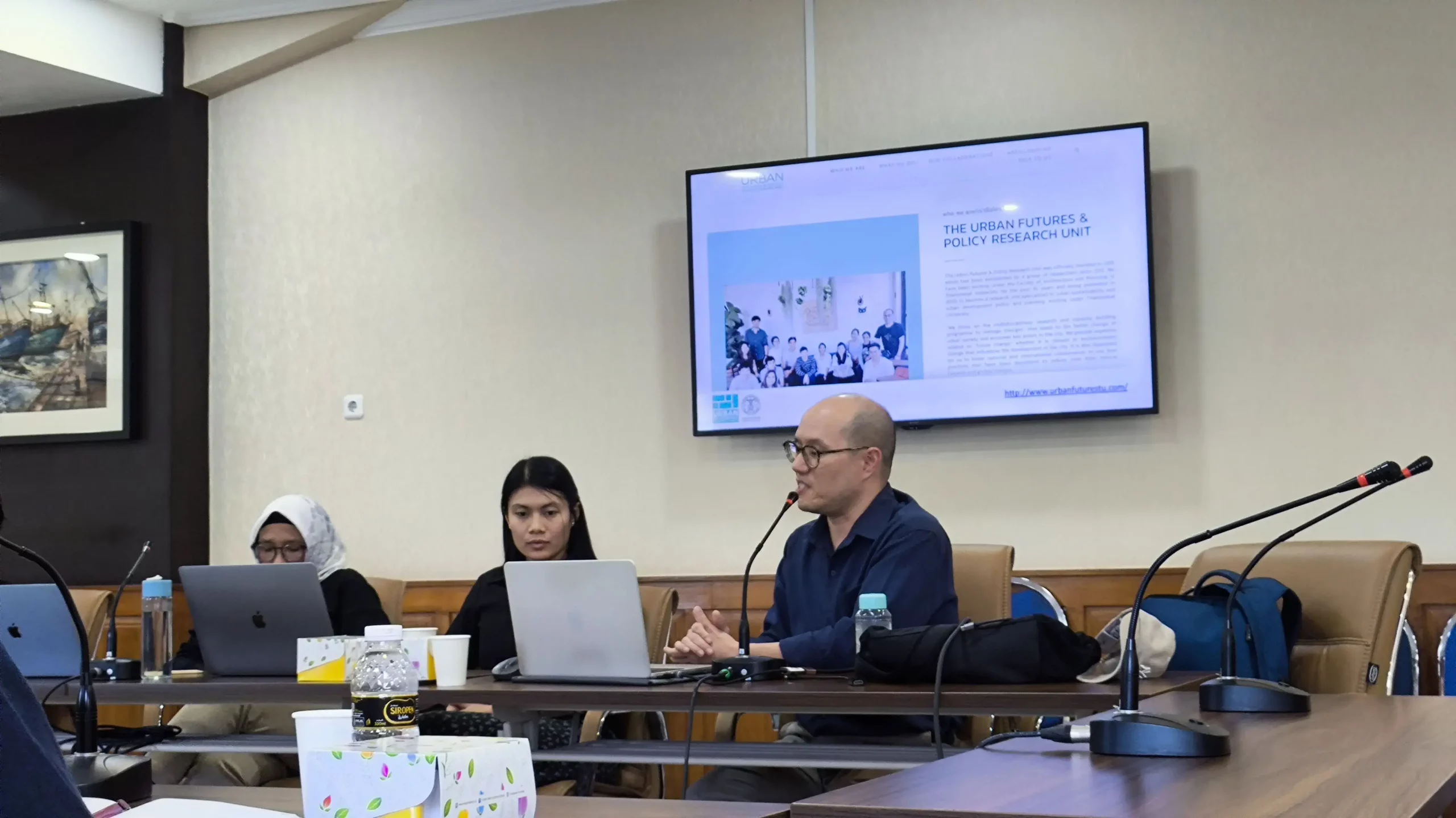 Aireen Grace Andal PhD dan Boonanan Natakun PhD dalam seminar studi urban dan metode kreatif (Foto: Adif)