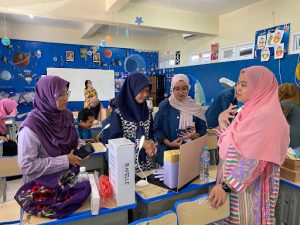 Pendampingan langsung oleh Elsha (kanan) selaku ketua pengmas kepada peserta pelatihan. (Foto: Istimewa)