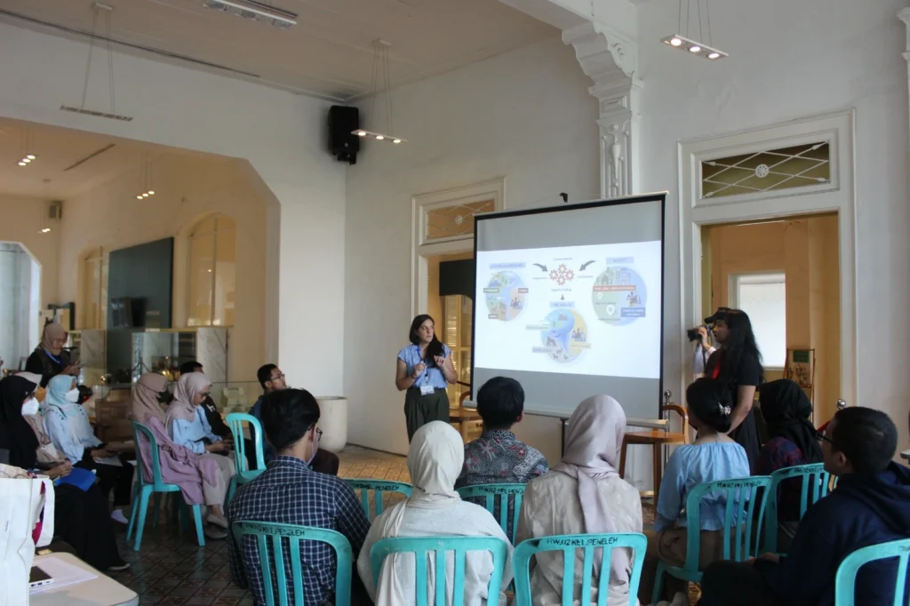 Dr. Deborah Nadal leads a workshop discussion at the Education Museum in Surabaya. (Photo: ADPRC-OHCC)