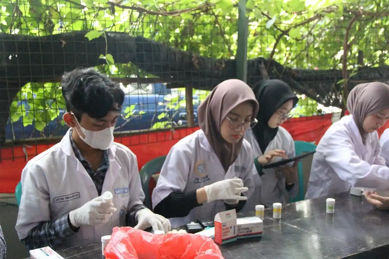 Mahasiswa BBK 4 Putat Gede 1 menggelar program kerja kesehatan (Foto: Dok. Pribadi)