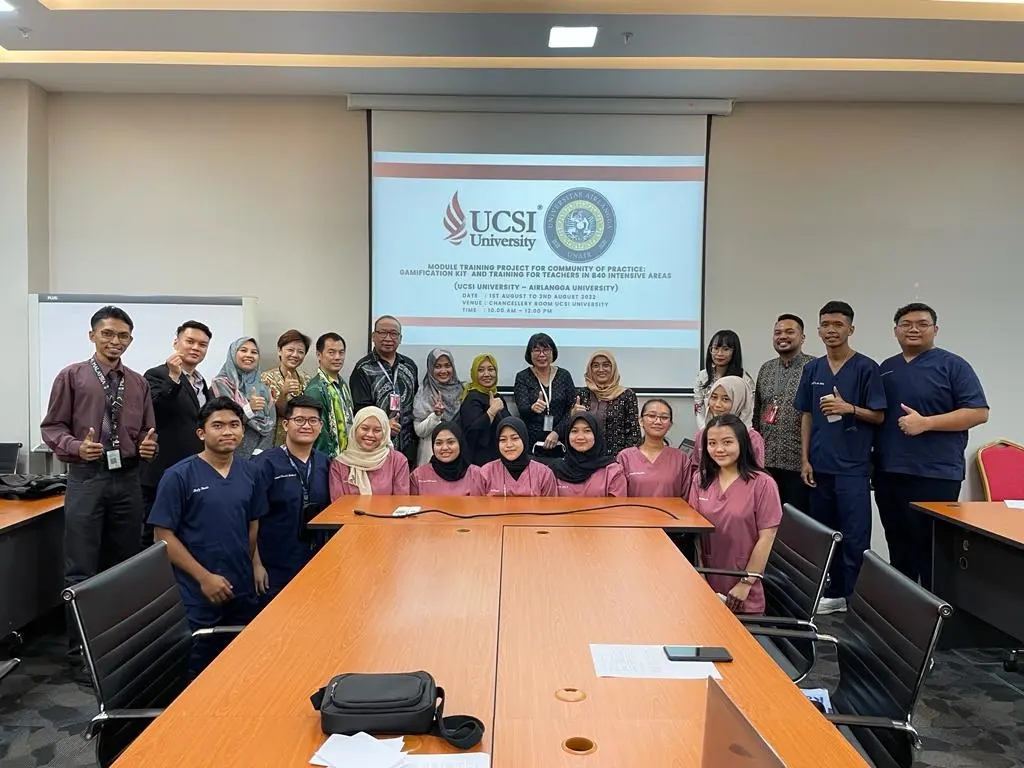 Universitas Airlangga (UNAIR), in collaboration with UCSI University Malaysia, conducted a community service program for the Elementary School Teachers Association in Candisari Village, Sambeng District, Lamongan (Photo: By courtesy)