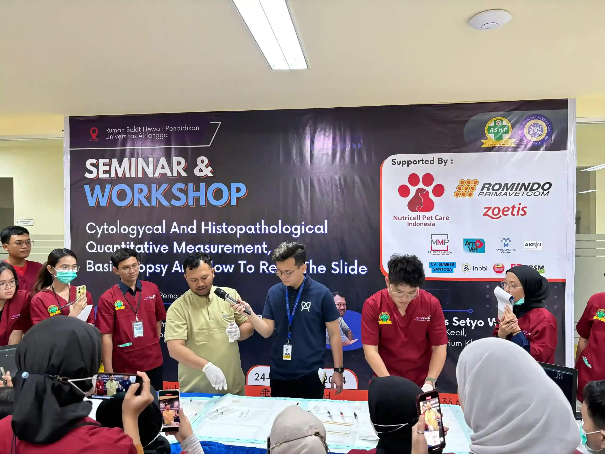 Penyampain materi oleh Drh Steven Taufic Leo CVA dalam seminar dan workshop RSHP UNAIR (Foto: Dok. Panitia)