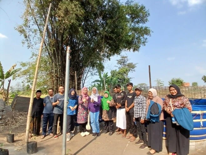 Kegiatan pengmas FPK memberikan pendampingan manajemen kualitas air dan aplikais probiotik budi daya ikan lele di Ponpes Darul Mukmin (Foto: Istimewa)