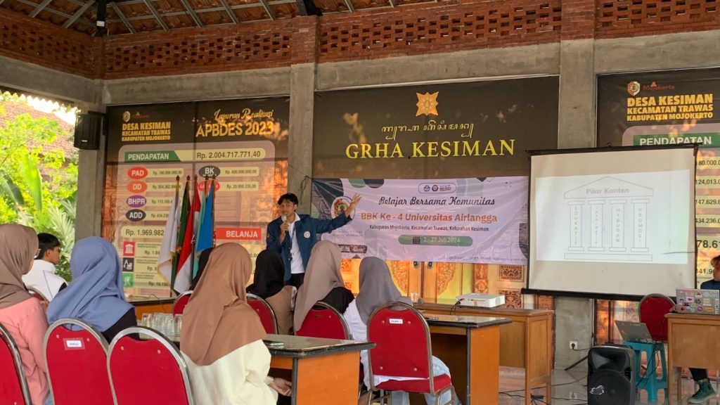 Mahasiswa KKN BBK UNAIR saat memberikan pelatihan branding media sosial (Foto: Istimewa)