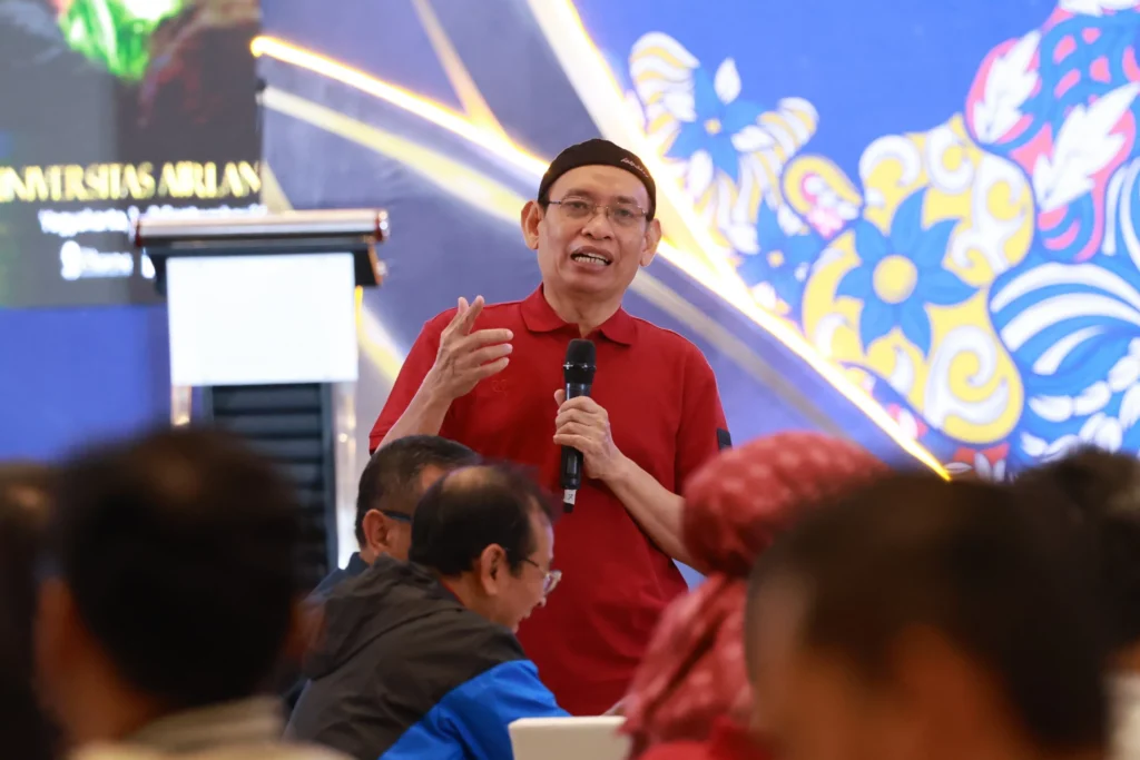 Rector of Universitas Airlangga, Prof. Dr. Mohammad Nasih, SE, MT, Ak, leading a work meeting with department secretaries and program coordinators at the Keraton Ballroom, Yogyakarta Marriott Hotel, on Sunday, September 1, 2024. (Photo: PKIP UNAIR)