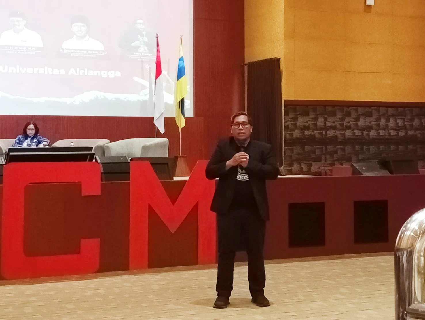 Eddy Prastyo Pimpinan Redaksi Suara Surabaya saat memaparkan materi dalam ACM 2.0 (Foto: Istimewa)