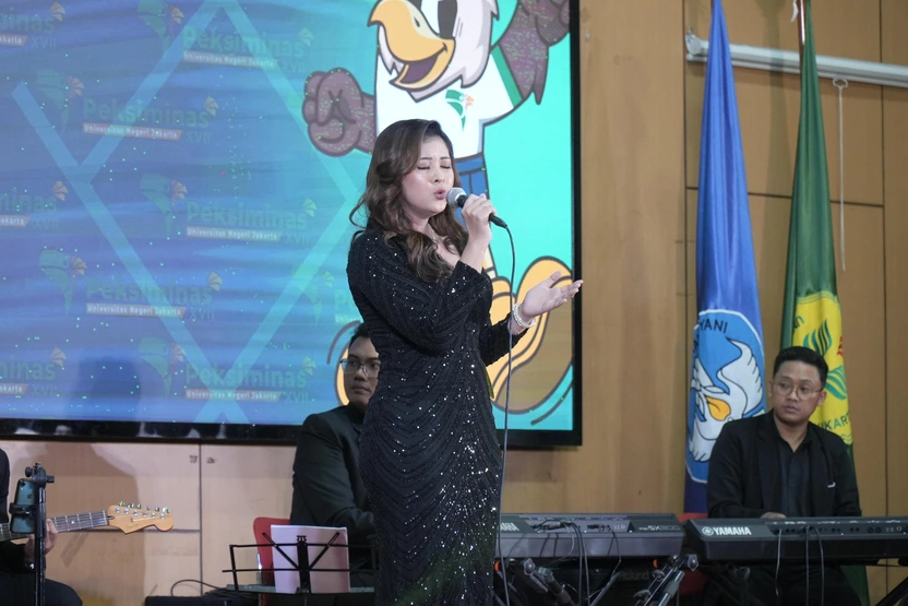 Audina Rizky Nurhermanda dalam Pekan Seni Mahasiswa Nasional (PEKSIMINAS) dan berhasil meraih juara III Peksiminas mewakili UNAIR dan Jawa Timur (Foto: Istimewa)
