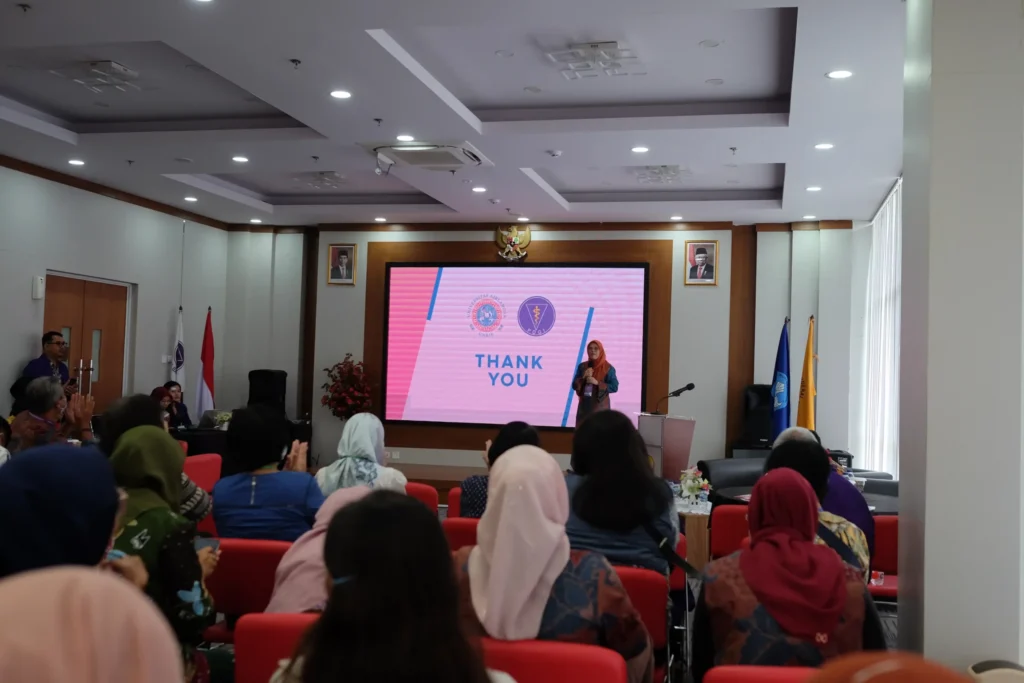 Penyampaian materi dalam pengmas FKG bersama PDGI Banyumas dan Unsoed (Foto: Istimewa)