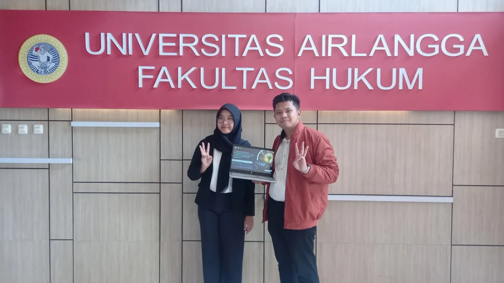 Delegasi FH UNAIR, Yono Sugi Anom Darmawan dan Nadirah Dinta setelah pengumuman juara kompetisi LP2DH (Foto: Dok. Narasumber)