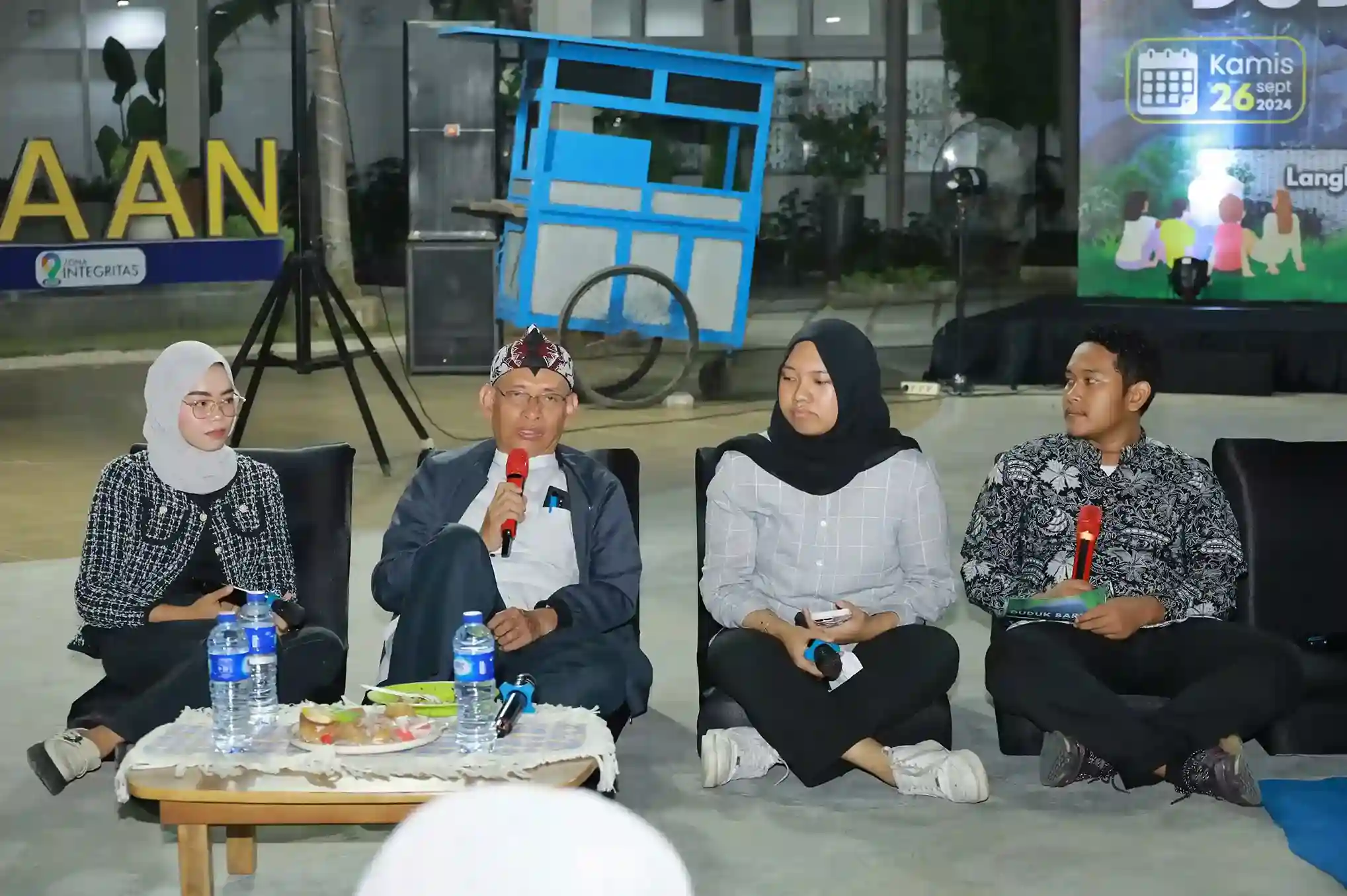Mahasiswa bersama Rektor UNAIR Prof Dr Mohammad Nasih SE MT Ak saat sesi Tanya Rektor (Foto: PKIP)