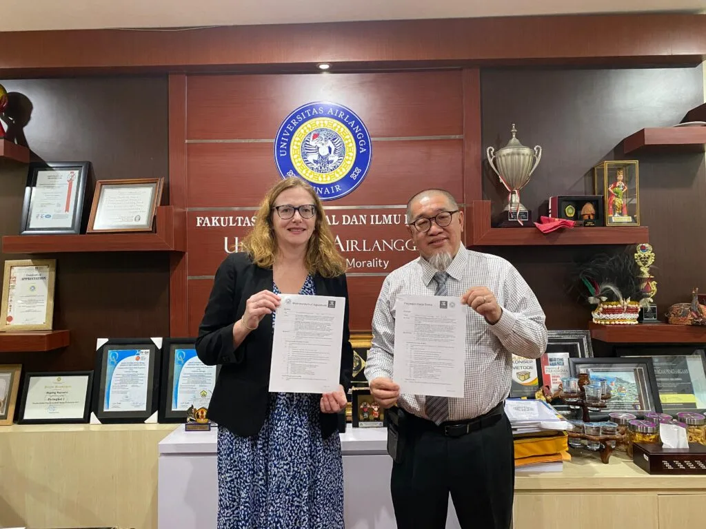 Prof. Kate McGregor, Vice Dean of the University of Melbourne, and Prof. Dr. Bagong Suyanto Drs MSi, Dean of FISIP UNAIR, sign the renewed Memorandum of Agreement (MoA) (Photo: By courtesy)