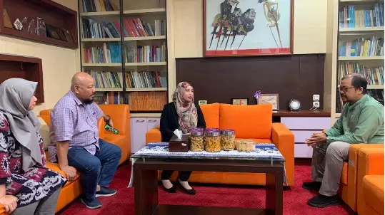 The Faculty of Social and Political Sciences (FISIP) at Universitas Airlangga (UNAIR) held an adjourned meeting with representatives from Universiti Teknologi Mara Kelantan, Malaysia, on Wednesday, August 28, 2024 (Photo: FISIP Documentation).