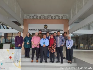 Delegasi FISIP UNAIR saat melangsungkan kunjungan ke KJRI Johor Bahru untuk perkuat kerja sama internasional (Foto: Humas FISIP UNAIR)