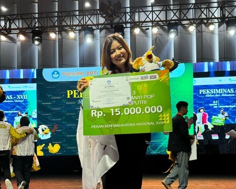 Audina Rizky Nurhermanda saat mendapatkan hadiah penghargaan Juara III PEKSIMINAS (Foto: Istimewa)