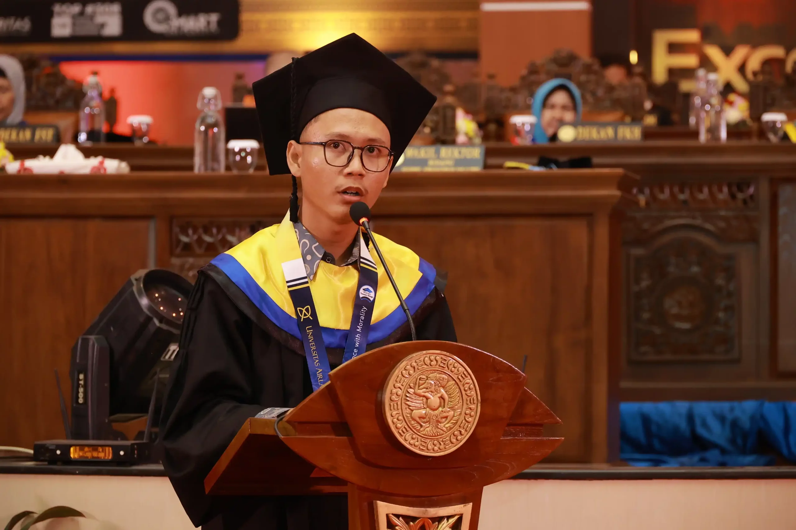 Muhammad Ariiq Setiawan menyampaikan kesan pesan di hadapan para wisudawan lainnya di Wisuda 244 Universitas Airlangga (Foto: PKIP UNAIR)