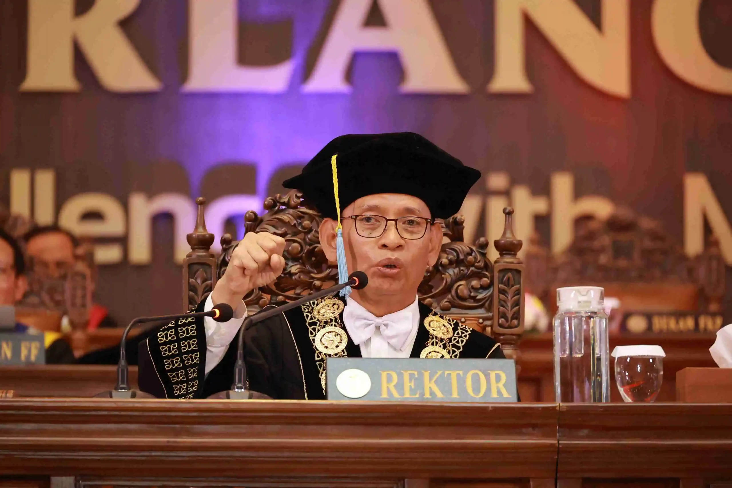 Mewisuda 754 Lulusan di Sesi Kedua, Rektor UNAIR Tekankan Pentingnya Kerja Nyata