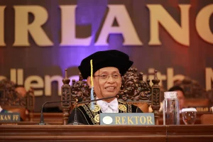 Prof Dr Mohammad Nasih SE MT Ak CA mewisuda 1273 wisudawan pada Upacara Wisuda ke-244 Universitas Airlangga (Foto: PKIP UNAIR)