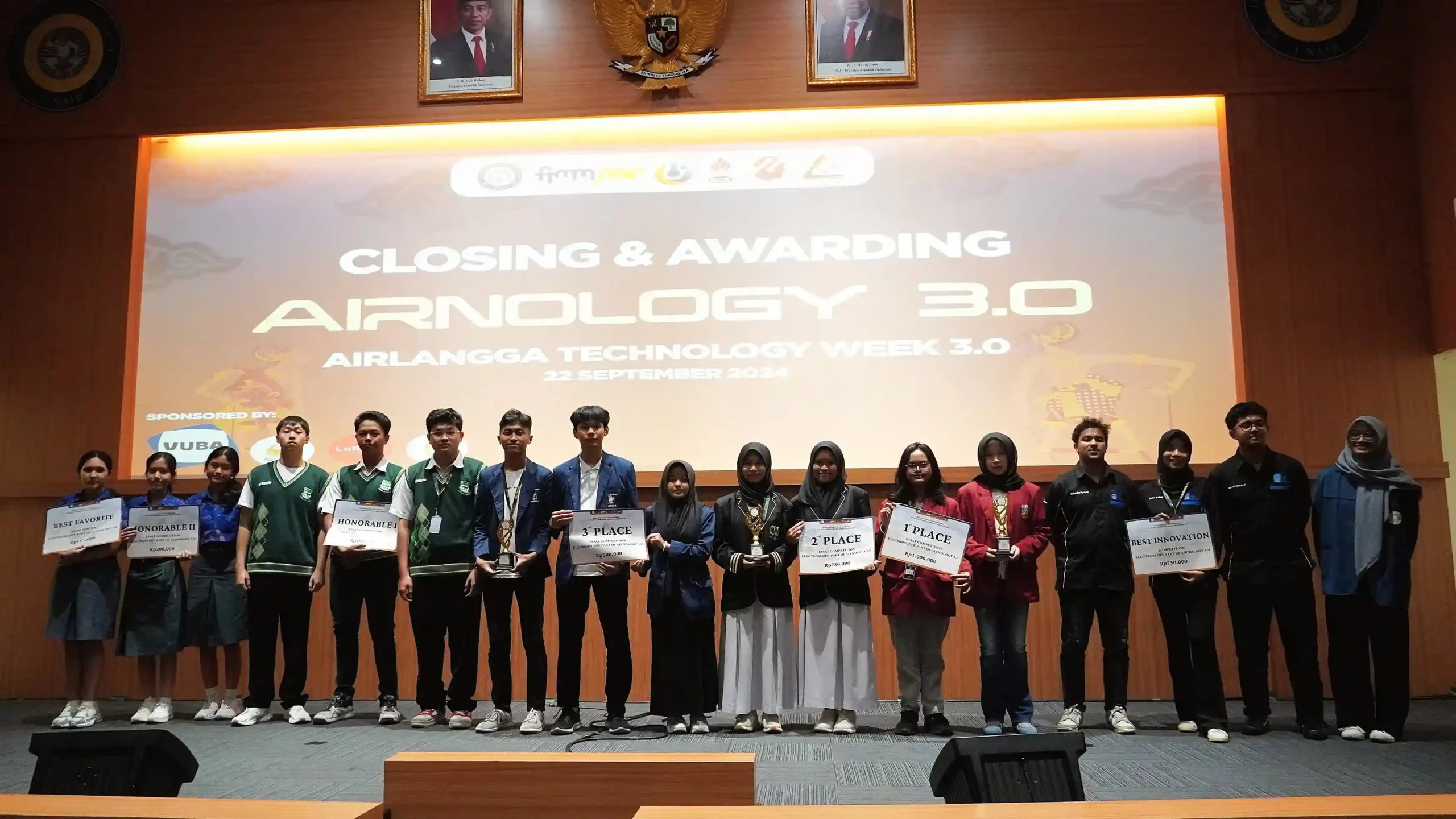 Penyerahan Hadiah Kepada Pemenang Lomba Essay Elestroscope, Bagian dari Airnology 3.0 pada Minggu (22/9/2024) (Foto: Airnology 3.0)