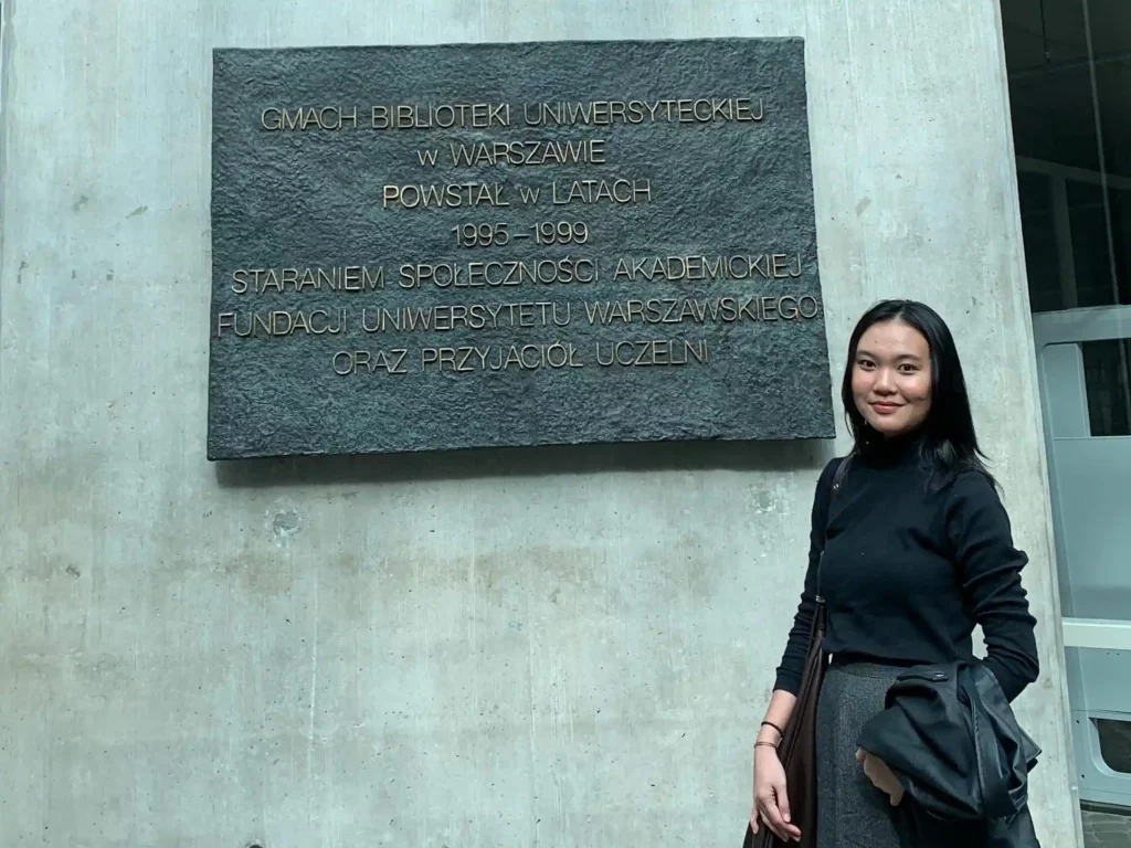 Yolanda melakukan kegiatan tur kampus di University of Warsaw, Polandia (Foto: Istimewa)