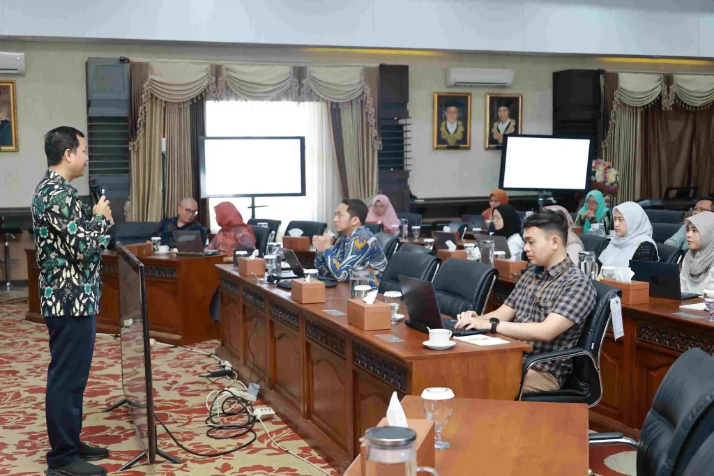 Albaar Rubhasy S Si MTI, a certified Indonesian instructor and L9+, leads the first-day session of the Training of Trainers on Social Return on Investment (SROI) on Tuesday (September 10, 2024) (Photo: PKIP UNAIR).