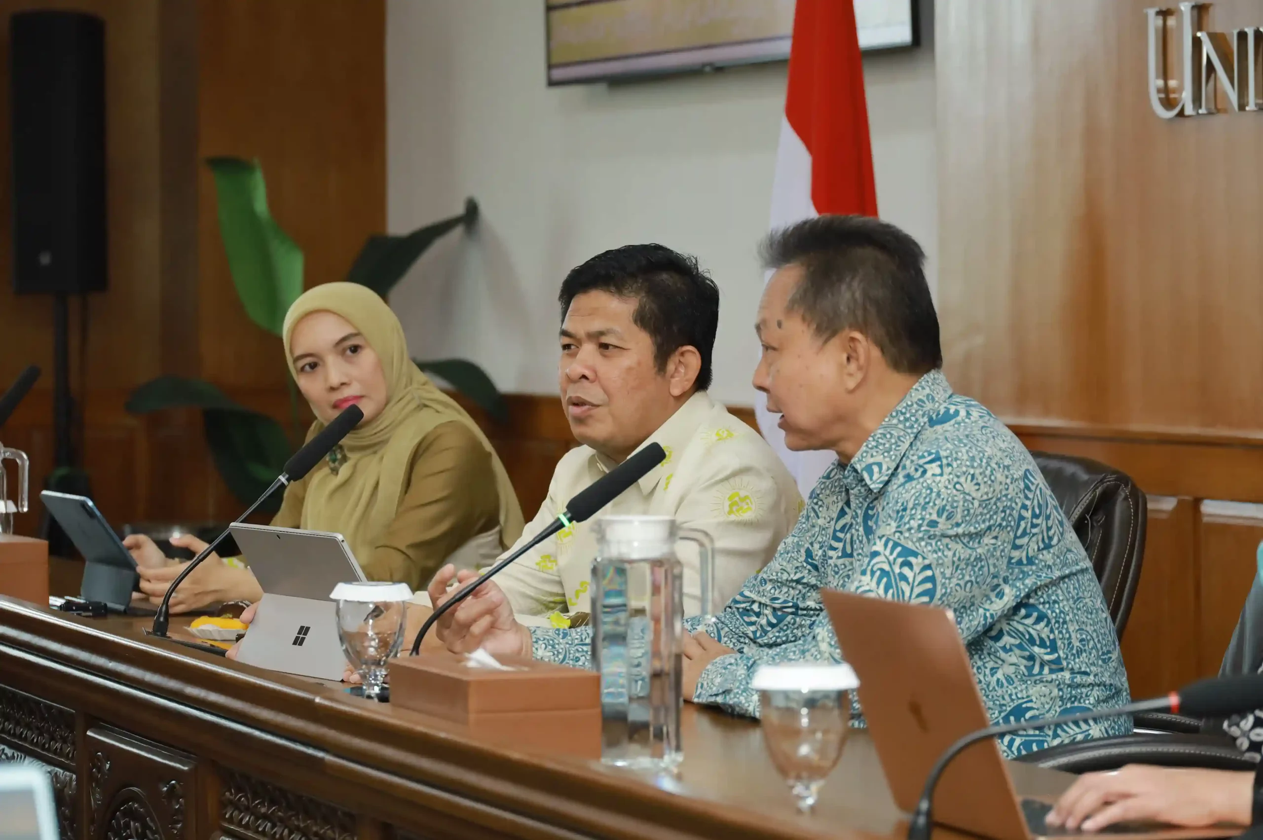Wakil Rektor Bidang Akademik, Kemahasiswaan, dan Alumni UNAIR Prof Dr Bambang Sektiari Lukiswanto bersama Ketua Tim MBKM UNM Dr Khaeruddin SPd MPd Khaeruddin dalam benchmarking IKU dan program akademik, Kamis (26/9/2024) (Foto: Zidan/PKIP UNAIR)