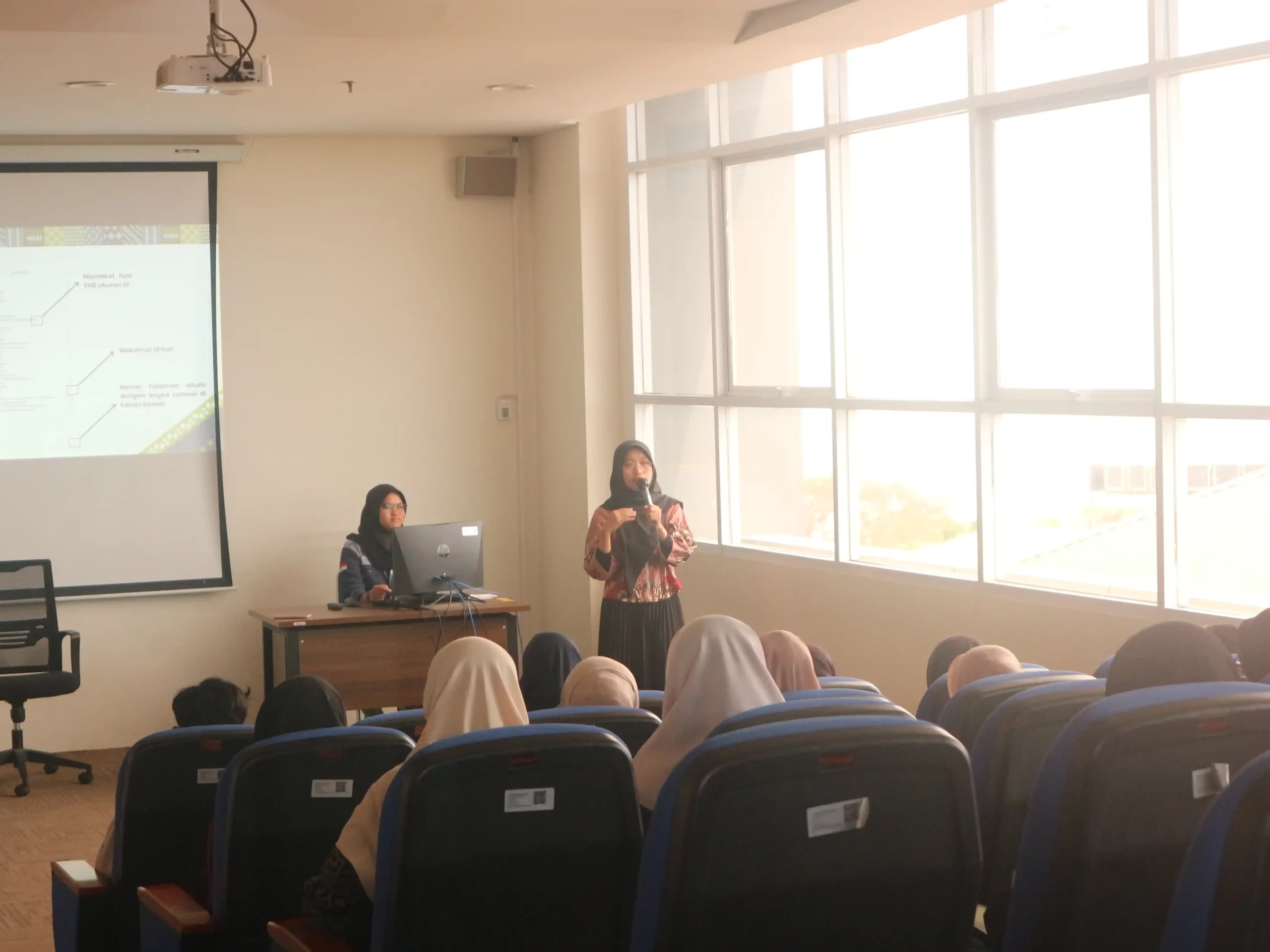 Kegiatan Seminar Great 2024 “Dari Naskah ke Dana”, Tya Wahyuni Kurniawati SKep Ns sedang memaparkan materi (Foto: Dok. Panitia)