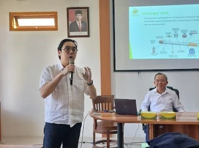 Associate Professor Dr. Amer Siddiq Bin Amer Nordin delivers a presentation at a community outreach event with the Department of Psychiatry, Faculty of Medicine, Universitas Airlangga (FK UNAIR) in Banyuwangi (Photo: By courtesy)