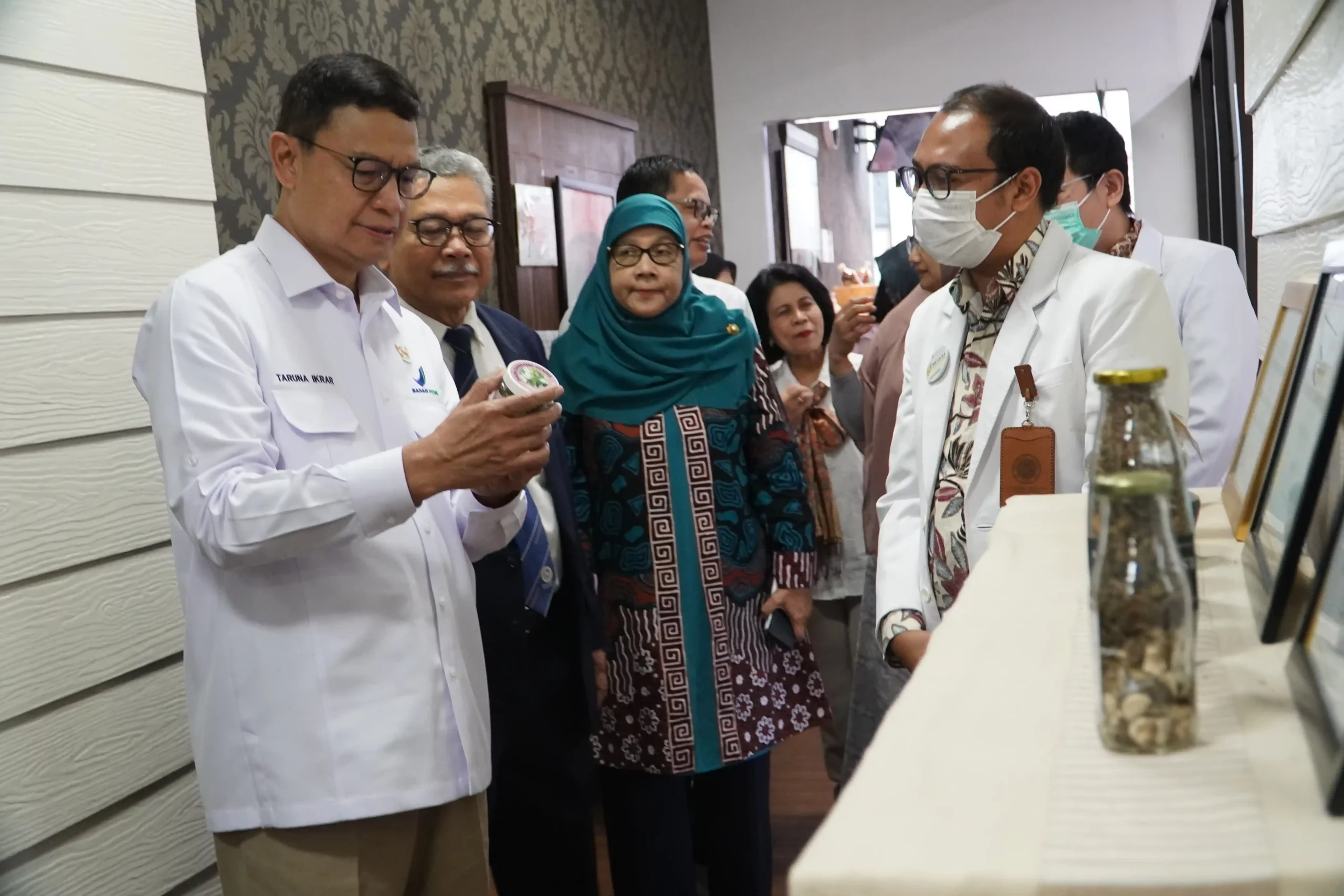 Kepala BPOM RI Prof dr Taruna Ikrar mengunjungi PUAPT RS UNAIR didampingi oleh Prof Dr Ni Nyoman Tri P dan Prof Dr Nasronudin pada Kamis (19/9/2024) (Foto: Humas RS UNAIR)