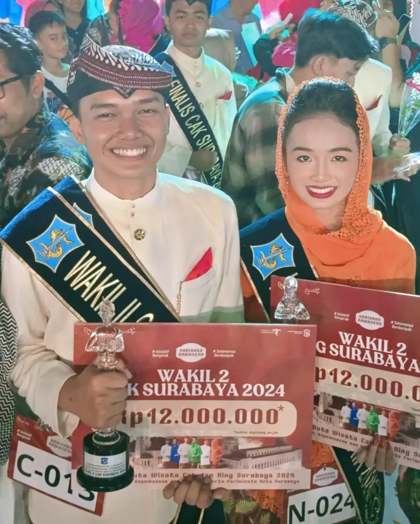 Sabrina Christellia bersama pasangan Wakil II Cak Ning Surabaya berfoto setelah penganugerahan (Foto: Dok Pribadi)
